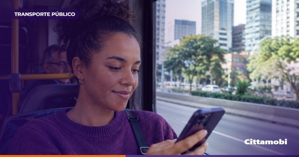 Pessoa consulta o trajeto de ônibus no celular antes de passar pelo Cambuci.